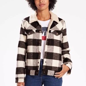 Levis women’s Sherpa lined jacket medium